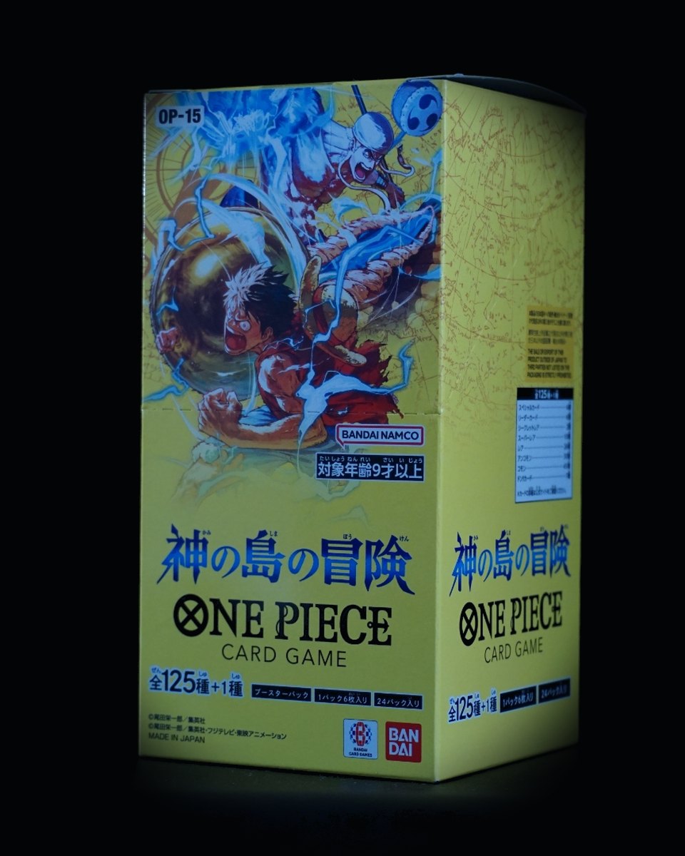 Versiegelte japanische One Piece Card Game Display-Box, fotografiert vor schwarzem Hintergrund